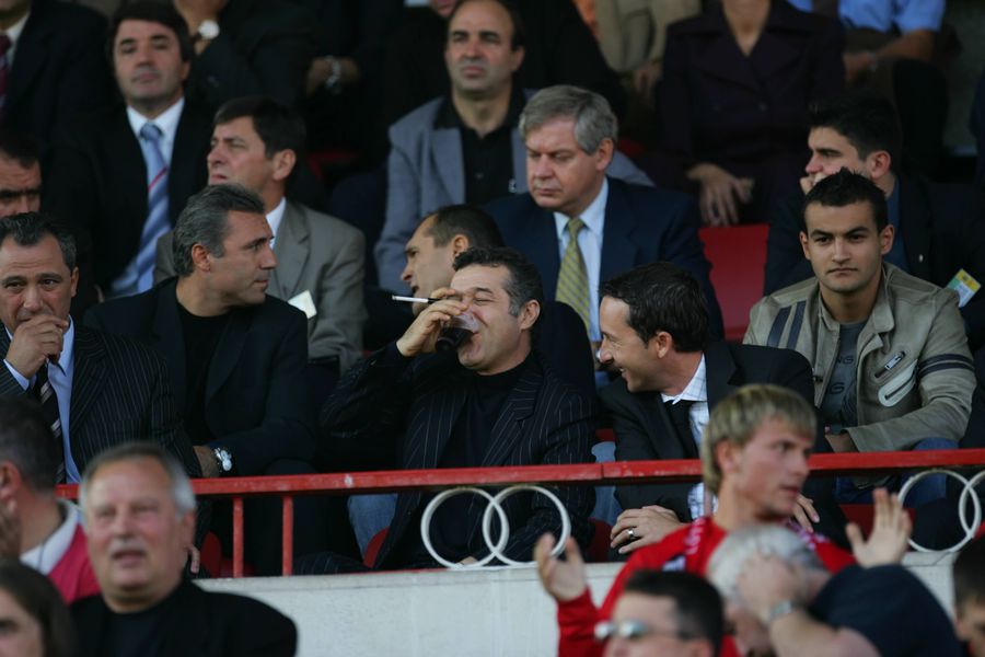 Imagine rară cu Stoichkov, Teia Sponte, Gigi Becali și MM Stoica, de la meciul ȚSKA Sofia - Steaua 2-2, din 2004 FOTO: Arhivă GSP Ce s-a mai întâmplat cu Stoichkov după celebrul „Mamalicki, go home!”: carieră ratată de antrenor și afaceri în energie + scandalul care l-a izgonit din Spania