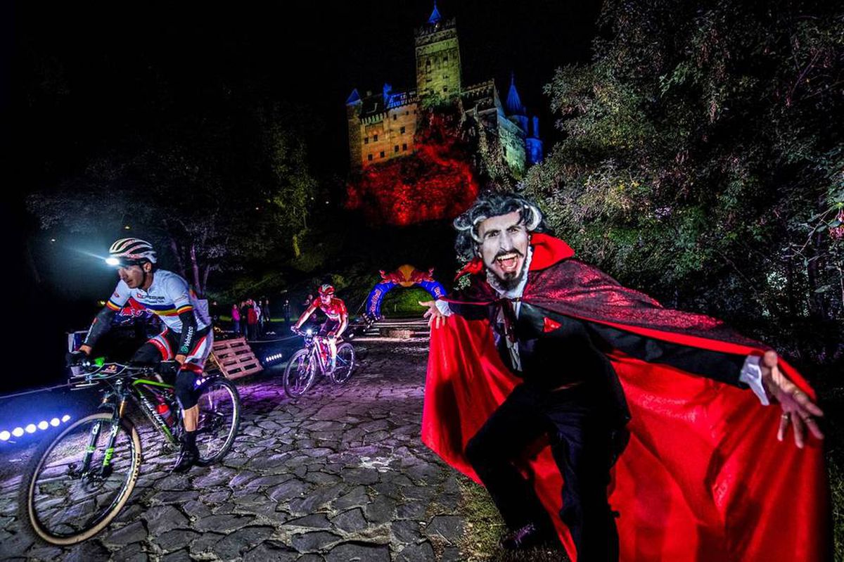 FOTO & VIDEO // A fost nebunie la Castelul Bran! 10 ore de competiție nocturnă într-un show colosal