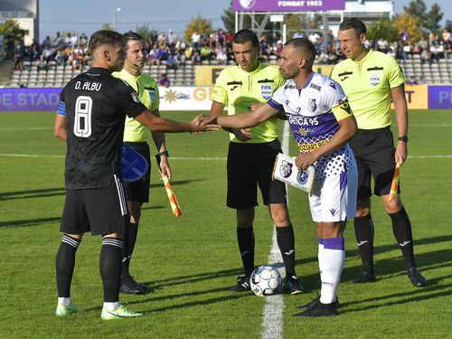 FCU Craiova a fost condusă de Hațegan în meciul cu FC Argeș, 0-1  // FOTO: Imago