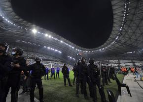 Marseille - Galatasaray, întrerupt în finalul primei reprize » Cicâldău și Moruțan, martori la haosul de pe Velodrome!