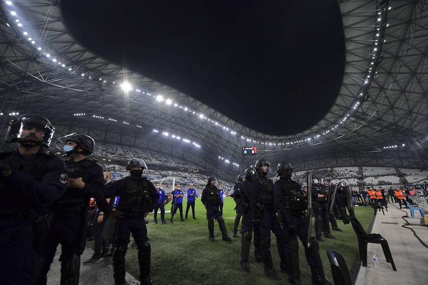 Partida dintre Marseille și Galatasaray, din grupa E de Europa League, a fost întreruptă timp de 5 minute în finalul primei reprize, la scorul de 0-0, din cauza torțelor aruncate de fanii turci.