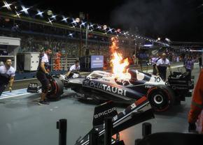 Monopostul lui Pierre Gasly a luat foc din senin în Singapore! Panică în zona boxelor