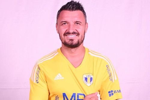 Prezentat oficial la Petrolul la începutul lunii august, Constantin Budescu (33 de ani) e apt în sfârșit de joc! Mijlocașul ofensiv a făcut deplasarea la Mediaș, pentru partida cu CFR Cluj de sâmbătă, ora 21:30.