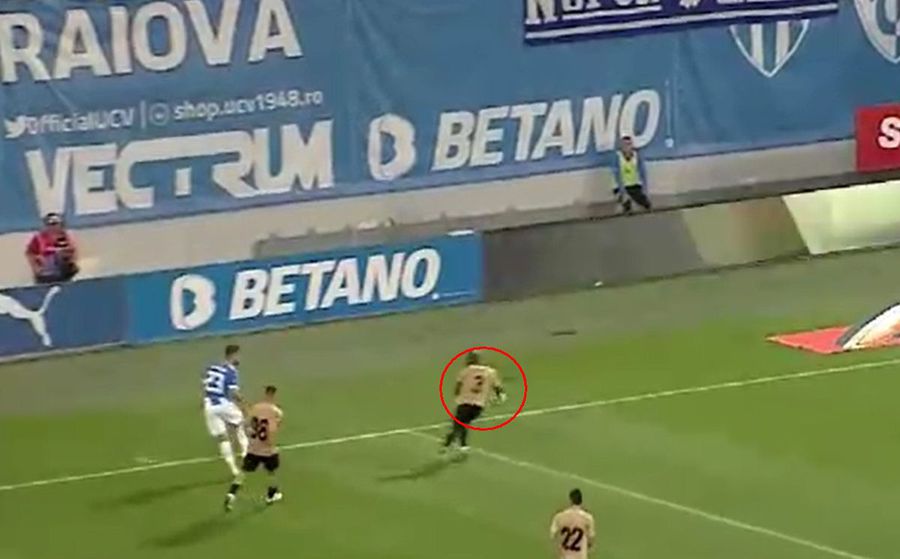 Momentul în care Meleke blochează mingea cu mâna / FOTO: Captură @Orange Sport Fază complicată în Universitatea Craiova - FC Voluntari » Oltenii au cerut penalty, Istvan Kovacs ratase momentul! Decizia luată după intervenția VAR