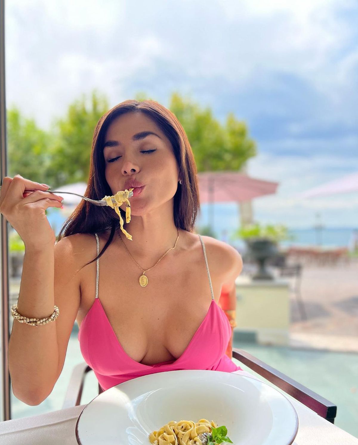 O celebră actriță face dezvăluiri picante despre fostul fundaș al Barcelonei: „A încercat de două ori. Nu mă interesa Pique, eu o iubesc pe Shakira!”