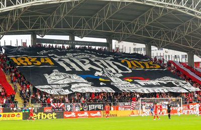 Protest în Superligă, fanii au sărit la antrenor: „Ai făcut cea mai slabă echipă din campionat!” » Tehnicianul le-a răspuns: „Ce vreți, bă?”