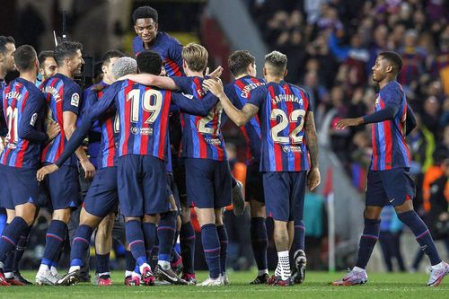 Fotbaliștii Barcelonei, sărbătorind un gol