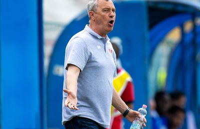 „Încolțit” de suporteri, Mircea Rednic anunță un nou transfer și critică jucătorii care au plecat: „S-au dus pentru bani, asta au vrut! Nu vom retrograda”