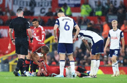 Mason Mount, căzut, acuză lovitura primită de la Radu Drăgușin / Foto: Imago