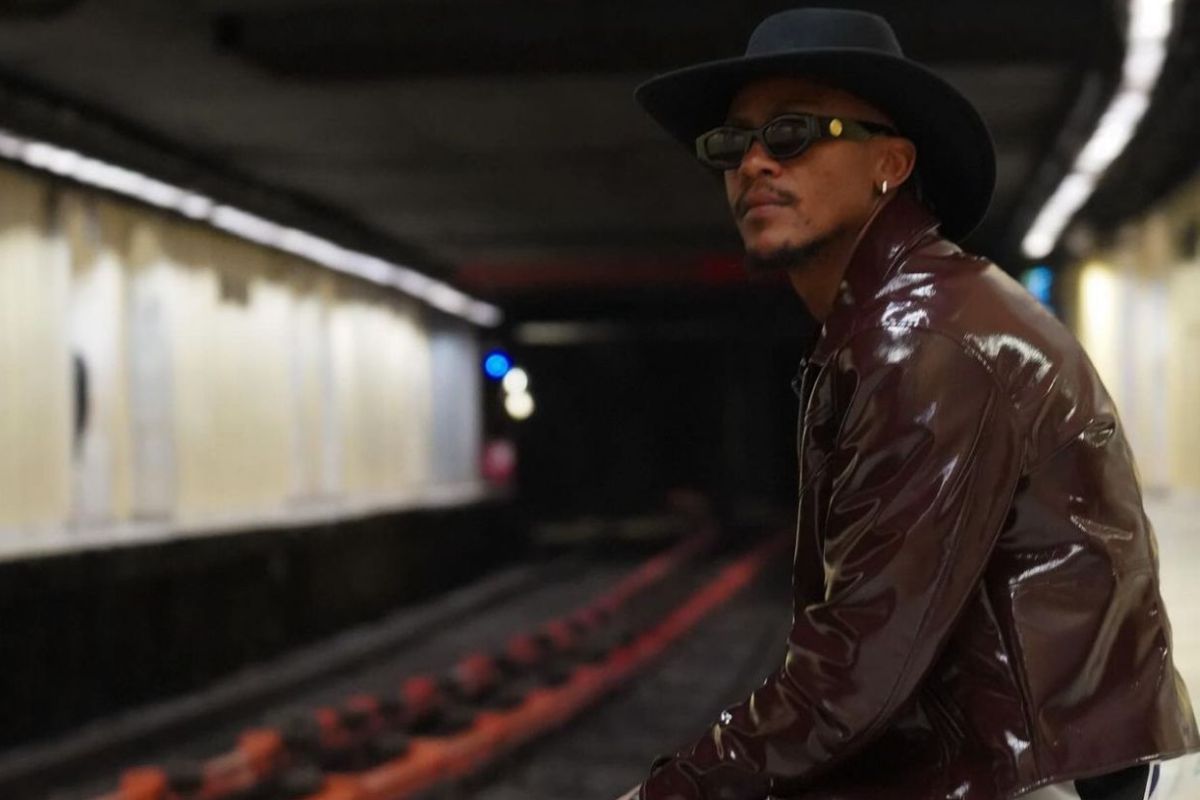 Siyabonga Ngezana s-a fotografiat într-o stație de metrou din București