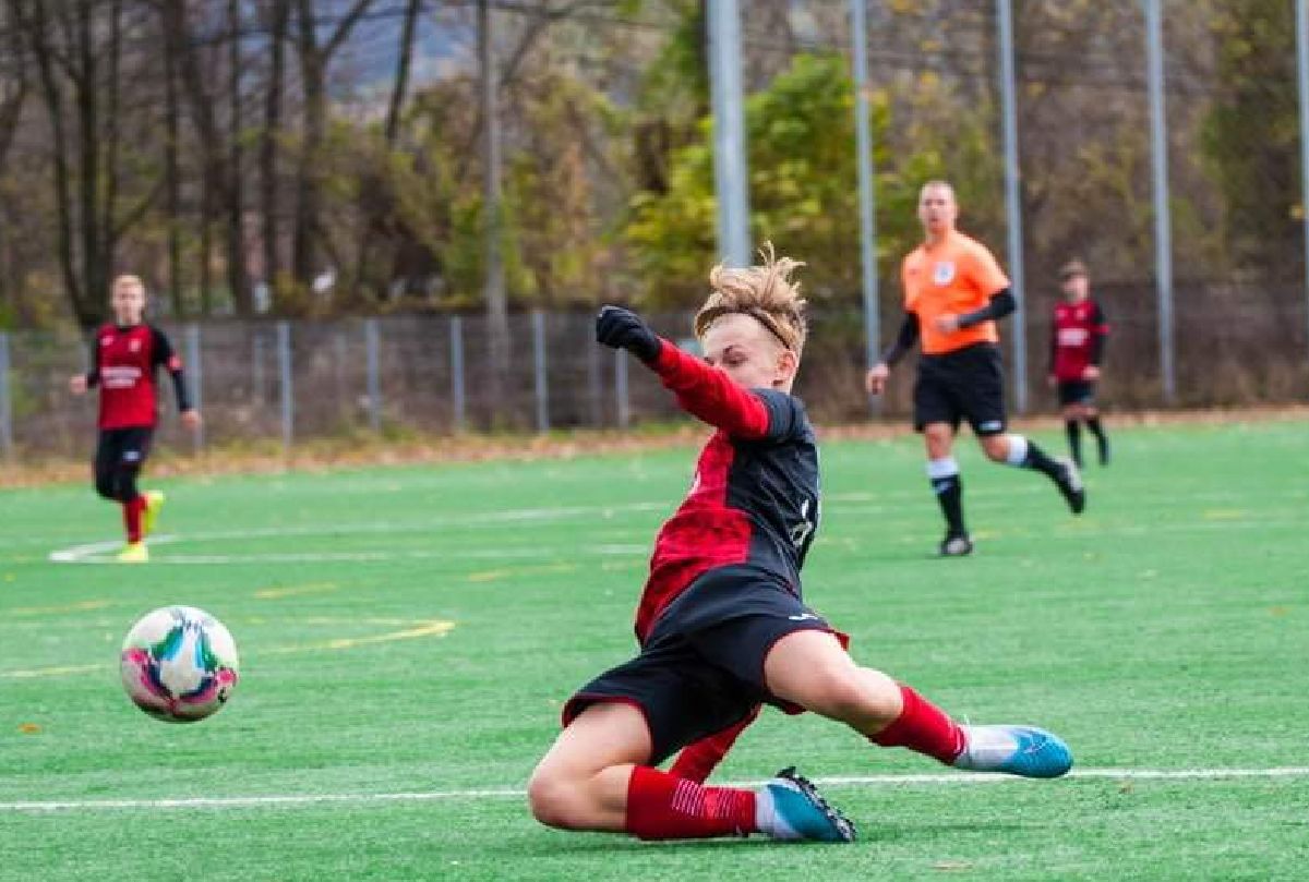 #Pasiune Pură | Vlad Poroineanu, puștiul de 15 ani plecat de la Lupeni pentru a învăța fotbal la ACS FC Dinamo: o poveste fascinantă din inima fotbalului juvenil