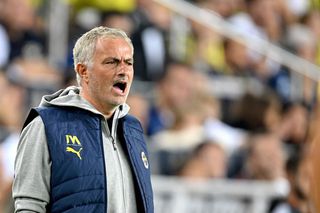 Jose Mourinho nu se dezminte » Gestul incredibil al portughezului pentru care a primit „galben” la ultimul meci