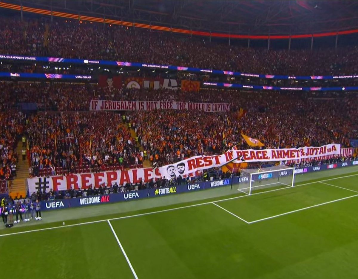 Bannere pro-Palestina la Galatasaray - Liverpool