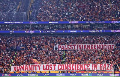 Bannere pro-Palestina la meciul lui Liverpool din Liga Campionilor: „Lăsați bebelușii să trăiască”