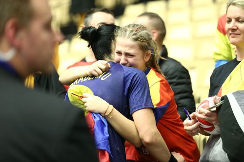 Iulia Sava, în brațele Aureliei Brădeanu, în 2015// foto: Arhivă GSP