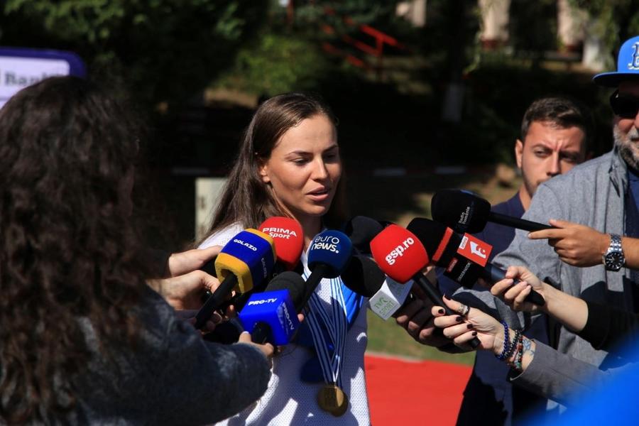 Magdalena Rusu - sosire canotori de la CM 2025 Foto: Mihai Solovăstru Diagnosticată cu o boală cronică, canotoarea triplă campioană mondială nu cedează: „Am citit lucrări științifice, să implementez ceva care să mă ajute”