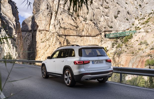 De la vehicule utilitare la simboluri ale luxului: cum s-a schimbat piața mașinilor de teren