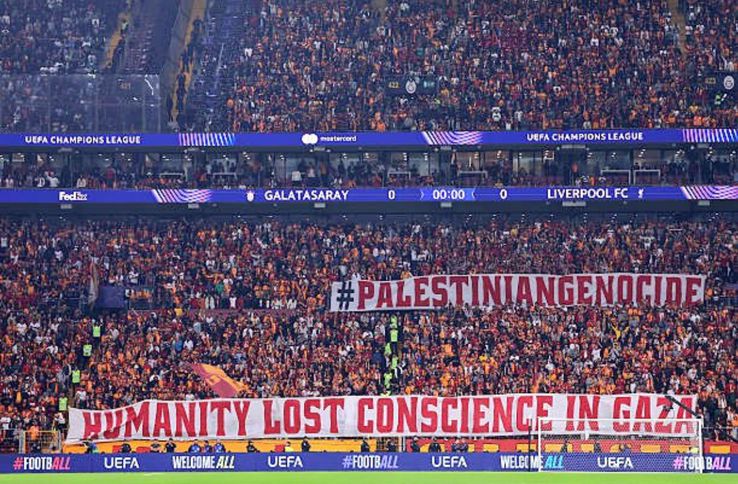Bannere pro-Palestina la Galatasaray - Liverpool / Foto: Twitter