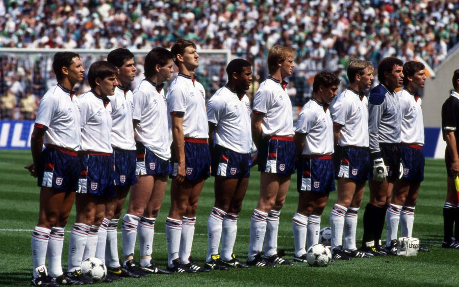 John Barnes (în mijloc) în tricoul naționalei Angliei a Euro 1988 în meciul cu Irlanda (0-1) / Foto: Imago Fostul mare internațional englez a intrat în FALIMENT! » Ce sume a ajuns să datoreze legenda lui Liverpool