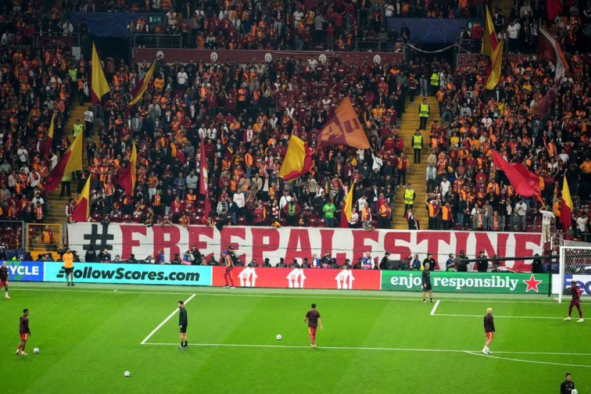 Bannere pro-Palestina la Galatasaray - Liverpool