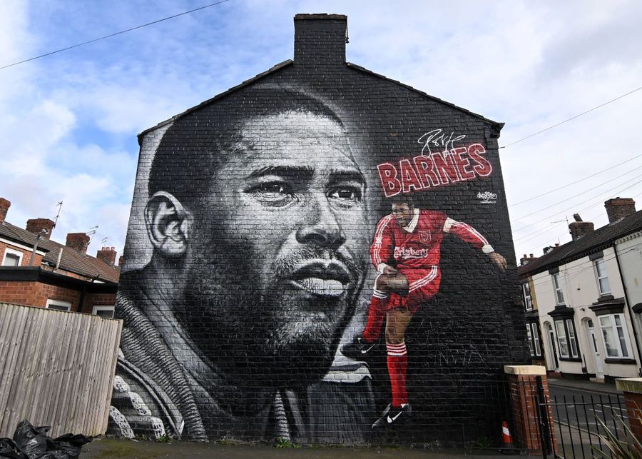 Muralul pe care Liverpool i l-a dedicat lui John Barnes cu ocazia meciului cu PSG din Champions League / Foto: Imago Fostul mare internațional englez a intrat în FALIMENT! » Ce sume a ajuns să datoreze legenda lui Liverpool