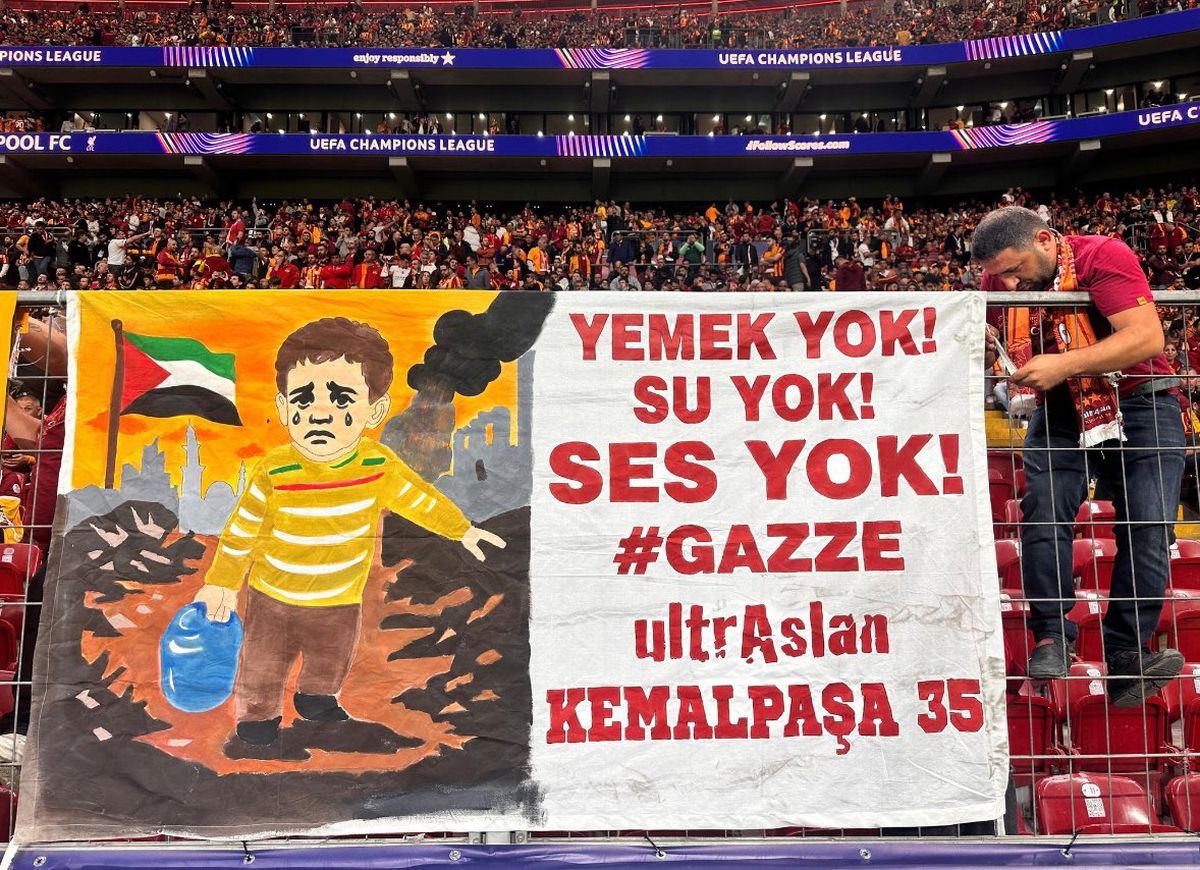 Bannere pro-Palestina la Galatasaray - Liverpool