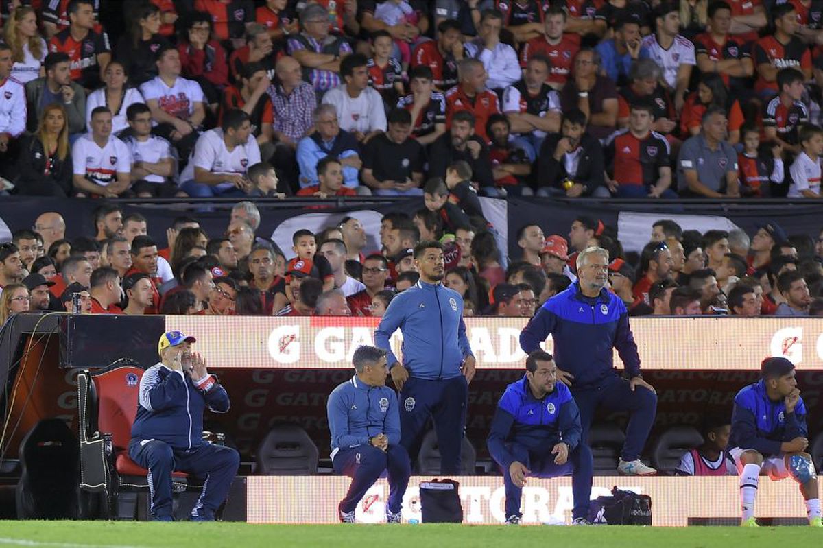 VIDEO+FOTO Imagini senzaționale în Argentina! Diego Maradona, rege pe terenul adversarilor » A văzut meciul de pe un „tron” + fanii i-au cântat la hotel