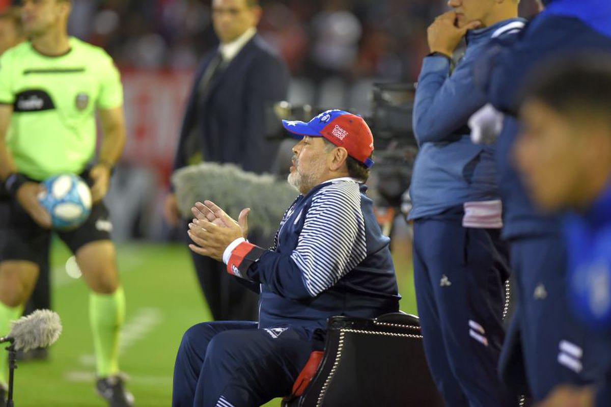 VIDEO+FOTO Imagini senzaționale în Argentina! Diego Maradona, rege pe terenul adversarilor » A văzut meciul de pe un „tron” + fanii i-au cântat la hotel