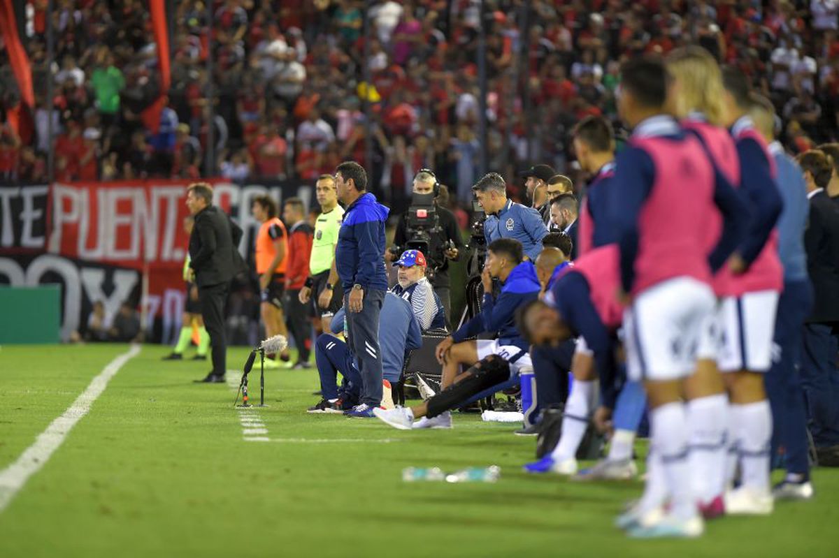 VIDEO+FOTO Imagini senzaționale în Argentina! Diego Maradona, rege pe terenul adversarilor » A văzut meciul de pe un „tron” + fanii i-au cântat la hotel