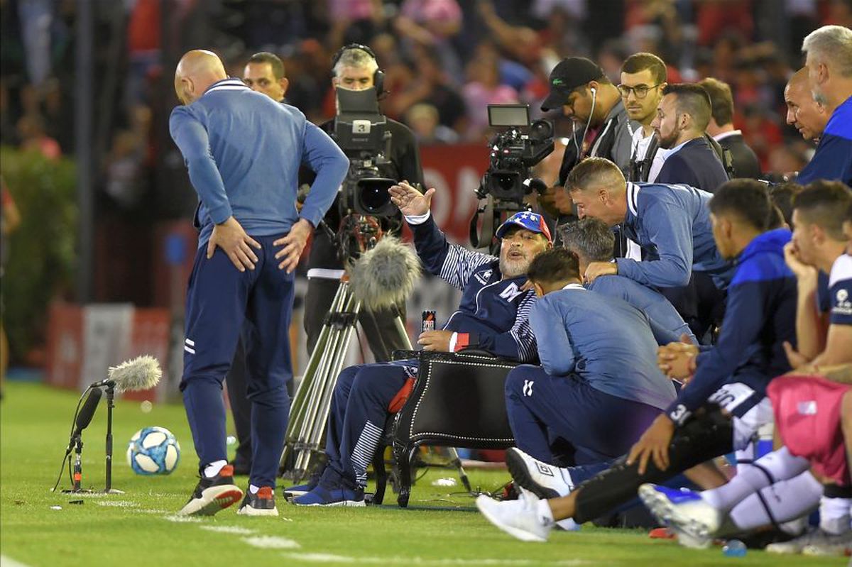 VIDEO+FOTO Imagini senzaționale în Argentina! Diego Maradona, rege pe terenul adversarilor » A văzut meciul de pe un „tron” + fanii i-au cântat la hotel