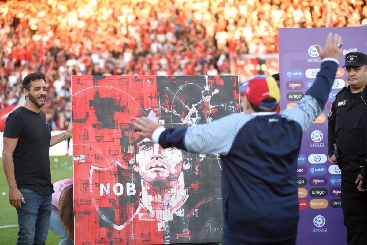 VIDEO+FOTO Imagini senzaționale în Argentina! Diego Maradona, rege pe terenul adversarilor » A văzut meciul de pe un „tron” + fanii i-au cântat la hotel