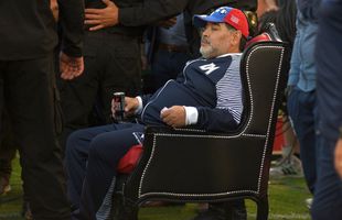 VIDEO+FOTO Imagini senzaționale în Argentina! Diego Maradona, rege pe terenul adversarilor » A văzut meciul de pe un „tron” + fanii i-au cântat la hotel