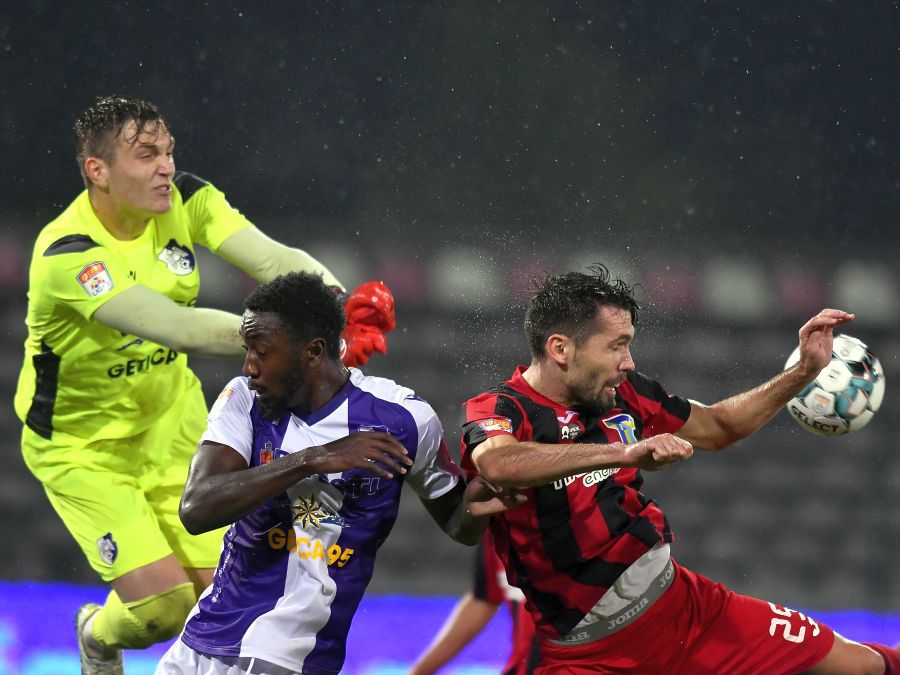 La o înălțime de 1,92 metri, Micle domină duelurile aeriene în careul propriu FOTO sportpictures.eu La o înălțime de 1,92 metri, Micle domină duelurile aeriene în careul propriu FOTO sportpictures.eu