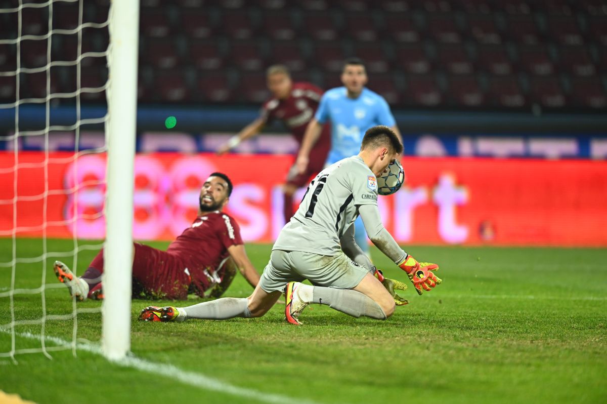 Dan Petrescu a explicat de ce i-a scos din lot pe Denis Ciobotariu, Sigurjonsson și Debeljuh: „Am zis că nu e corect să îl bag într-un scandal”