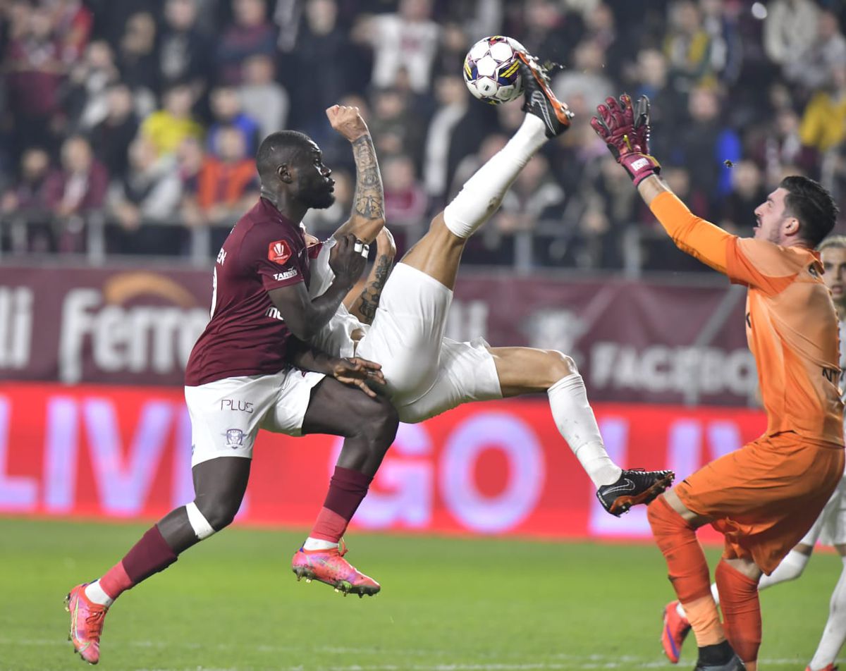 Verdictul lui Porumboiu după penalty-urile date la Rapid - CFR Cluj: „De ce a căzut? A avut cădere de calciu?”