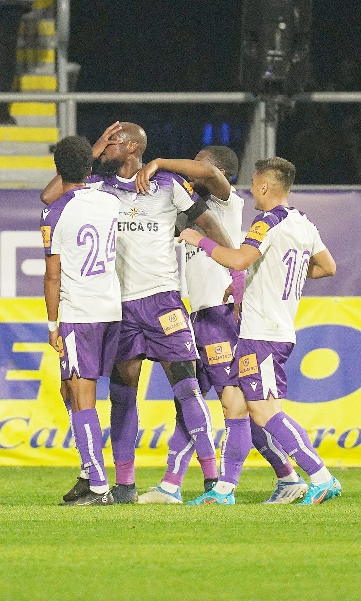 Au cerut demisia antrenorului și i-au băgat pe jucători în ședință chiar pe teren! Momente tensionate după UTA - FC Argeș