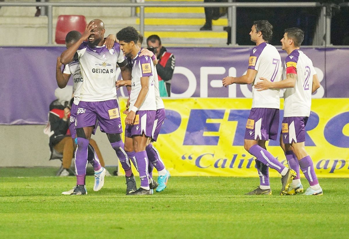 Au cerut demisia antrenorului și i-au băgat pe jucători în ședință chiar pe teren! Momente tensionate după UTA - FC Argeș