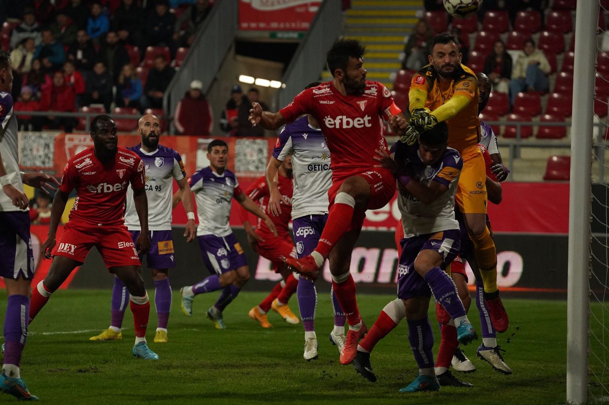 Au cerut demisia antrenorului și i-au băgat pe jucători în ședință chiar pe teren! Momente tensionate după UTA - FC Argeș