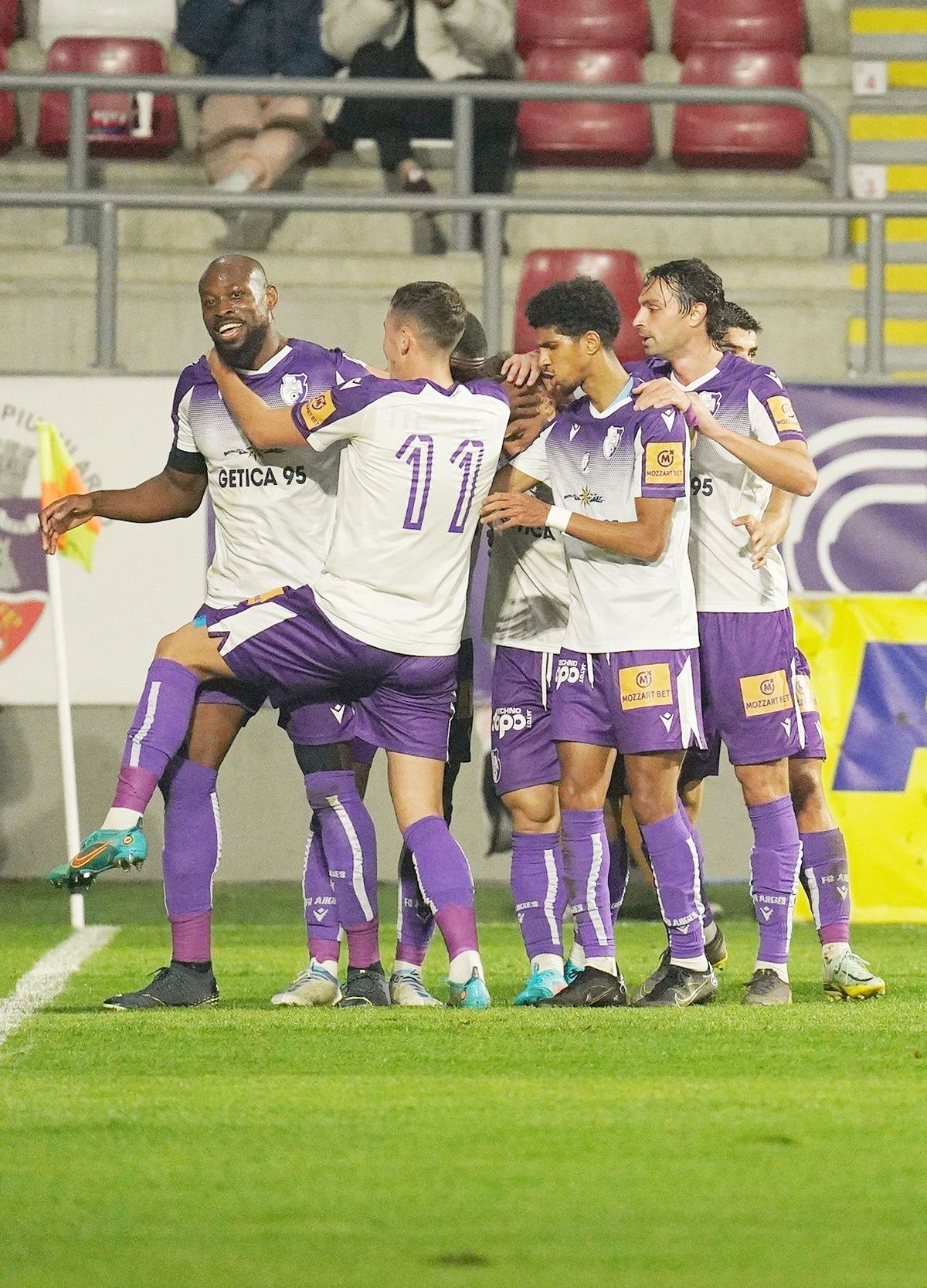 Au cerut demisia antrenorului și i-au băgat pe jucători în ședință chiar pe teren! Momente tensionate după UTA - FC Argeș