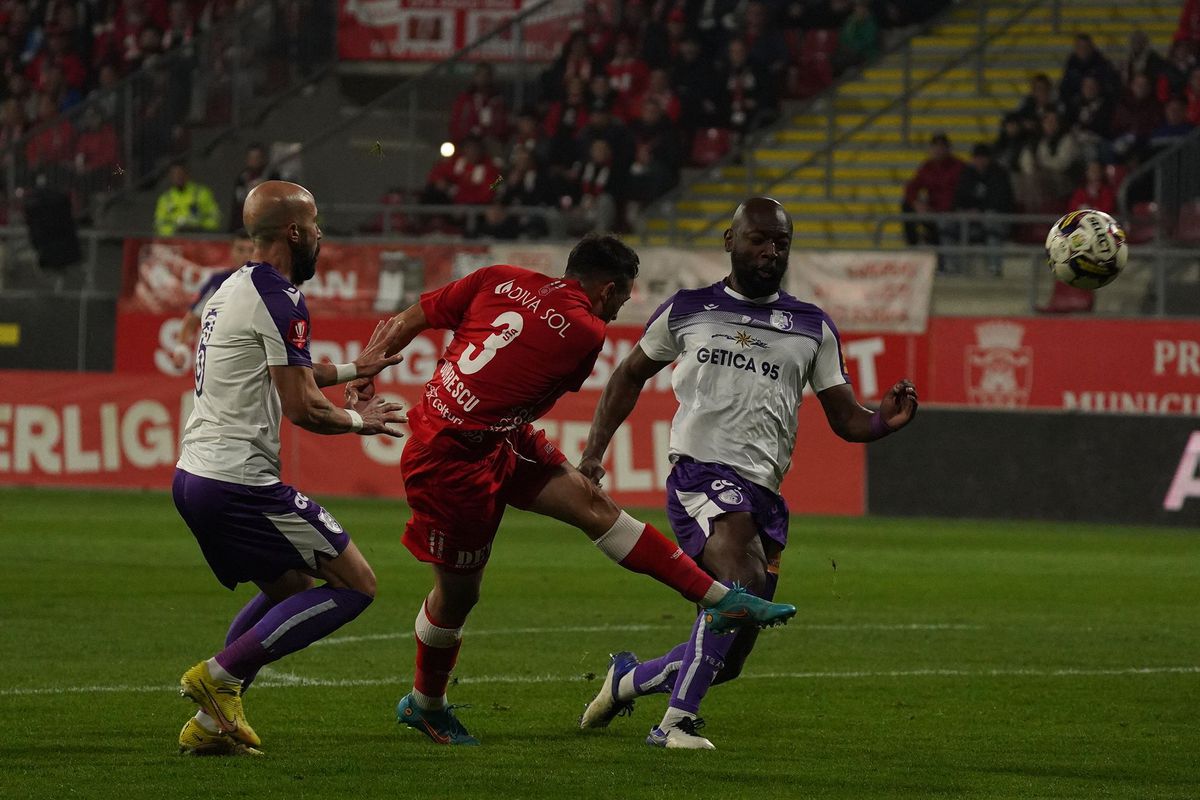 Au cerut demisia antrenorului și i-au băgat pe jucători în ședință chiar pe teren! Momente tensionate după UTA - FC Argeș