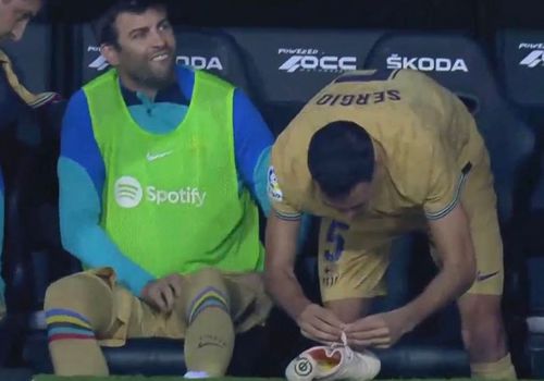 Sergio Busquets îi desface nodul de la gheata lui Pique, la meciul Valencia - Barcelona/ foto: captură Twitter