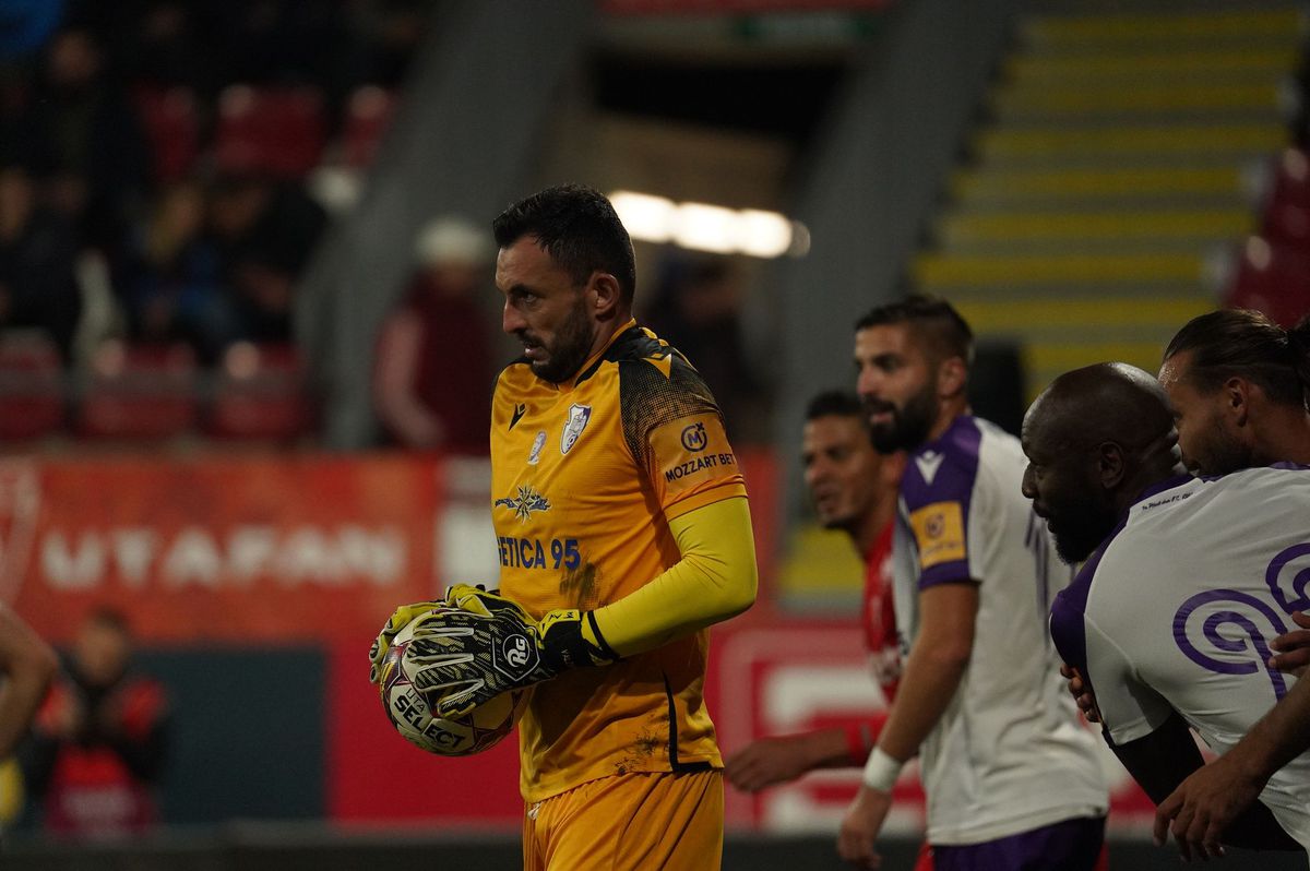 Au cerut demisia antrenorului și i-au băgat pe jucători în ședință chiar pe teren! Momente tensionate după UTA - FC Argeș