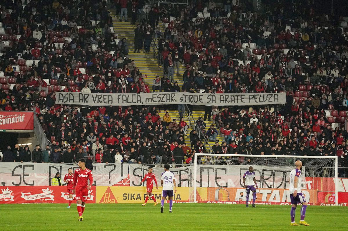 Au cerut demisia antrenorului și i-au băgat pe jucători în ședință chiar pe teren! Momente tensionate după UTA - FC Argeș
