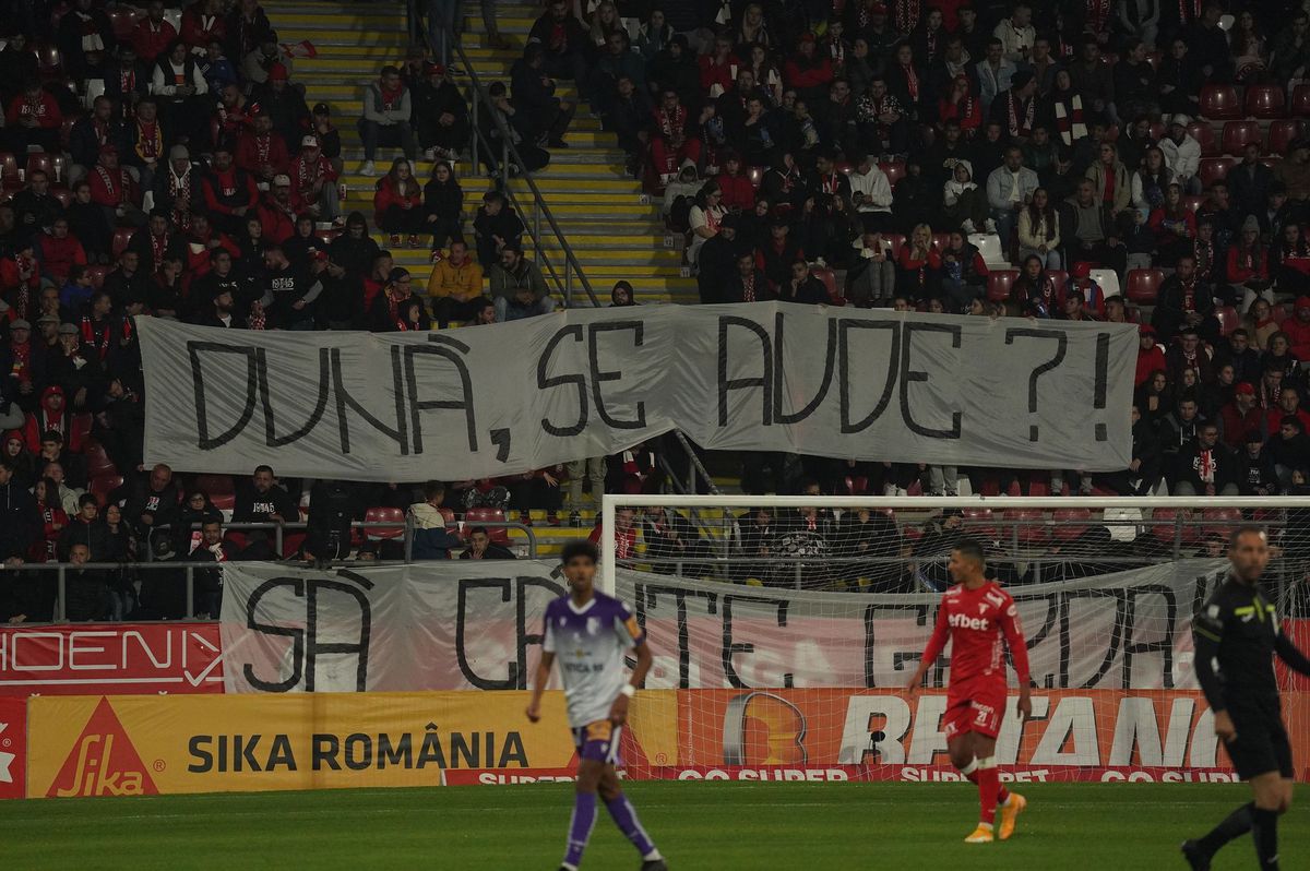 Au cerut demisia antrenorului și i-au băgat pe jucători în ședință chiar pe teren! Momente tensionate după UTA - FC Argeș