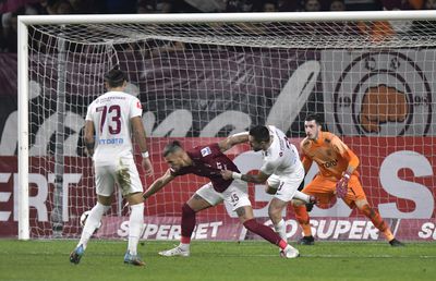 Andrei Burcă, scandal la vestiare după Rapid - CFR Cluj » Reacția lui Petrescu: „E frustrat, eu îl înțeleg!”