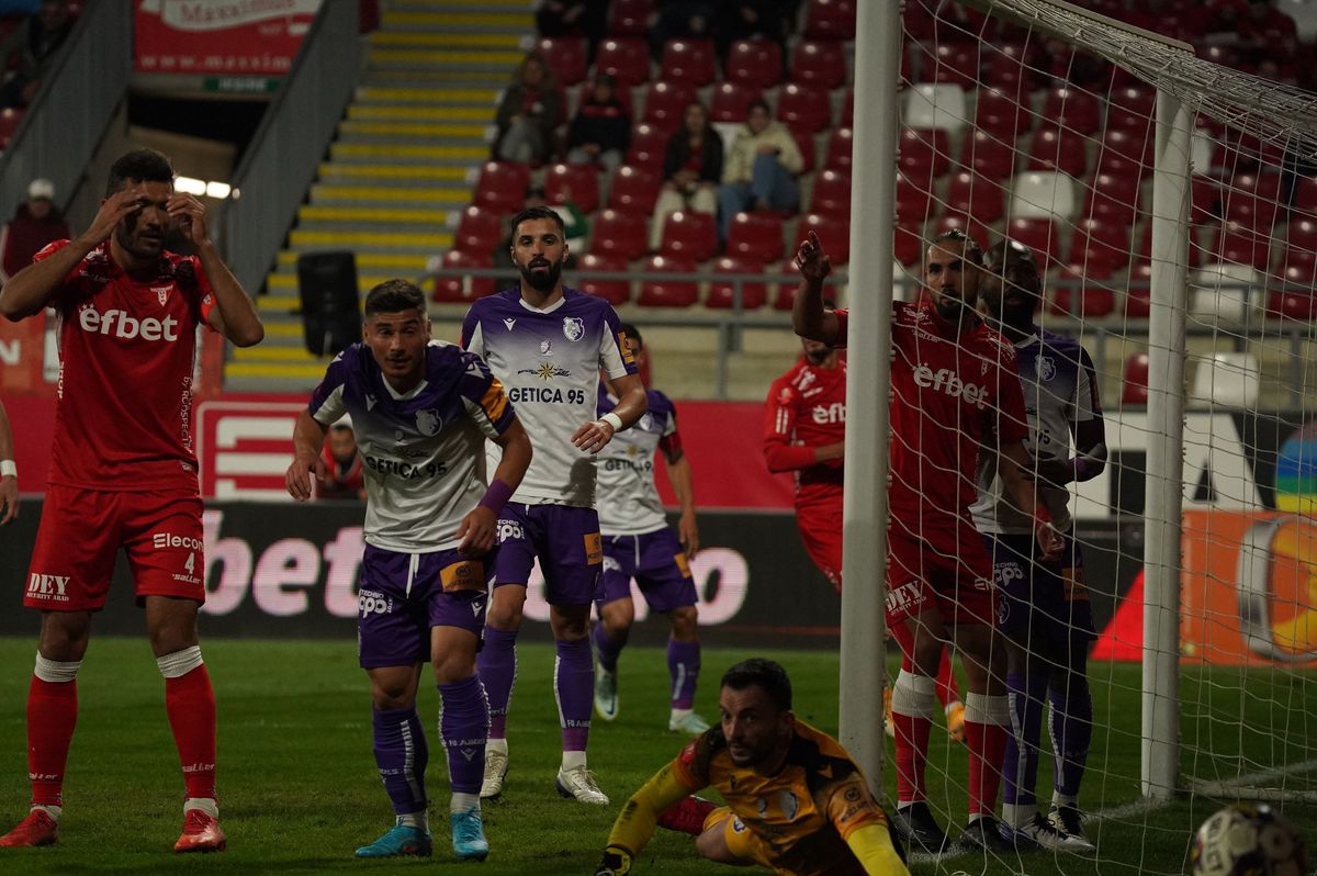Au cerut demisia antrenorului și i-au băgat pe jucători în ședință chiar pe teren! Momente tensionate după UTA - FC Argeș