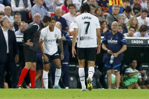Edinson Cavani (35 de ani), atacantul celor de la Valencia, s-a accidentat și a ieșit de pe teren în minutul 18 al meciului cu Barcelona (0-1) de sâmbătă seară.