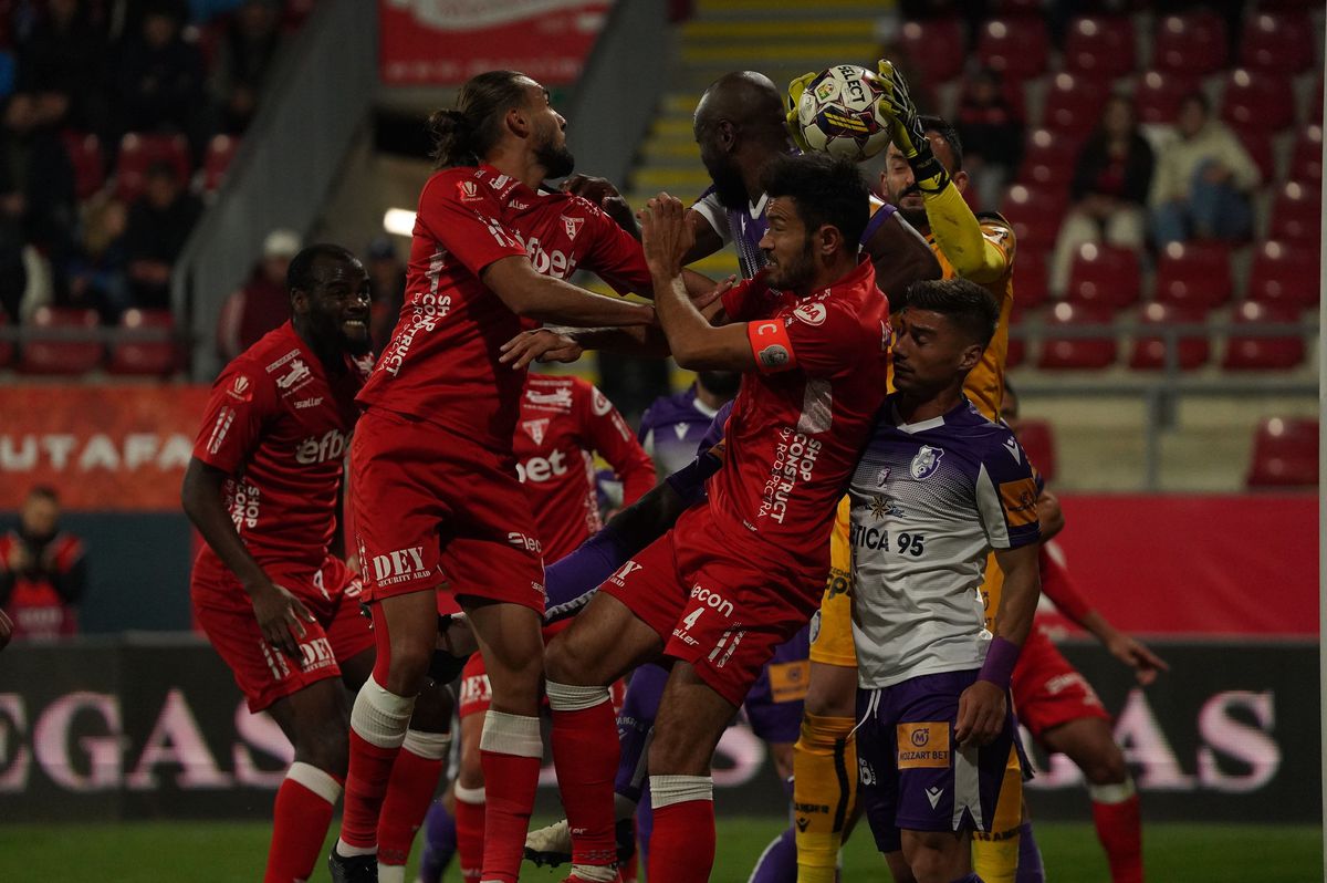 Au cerut demisia antrenorului și i-au băgat pe jucători în ședință chiar pe teren! Momente tensionate după UTA - FC Argeș