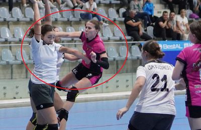 Scandal în handbalul feminin » Junioară de la CSM București, acuzată de Ramona Farcău că și-a lovit intenționat adversara: „A confundat sala cu ringul de box. O agresiune huliganică!” + Decizia de neînțeles a arbitrilor