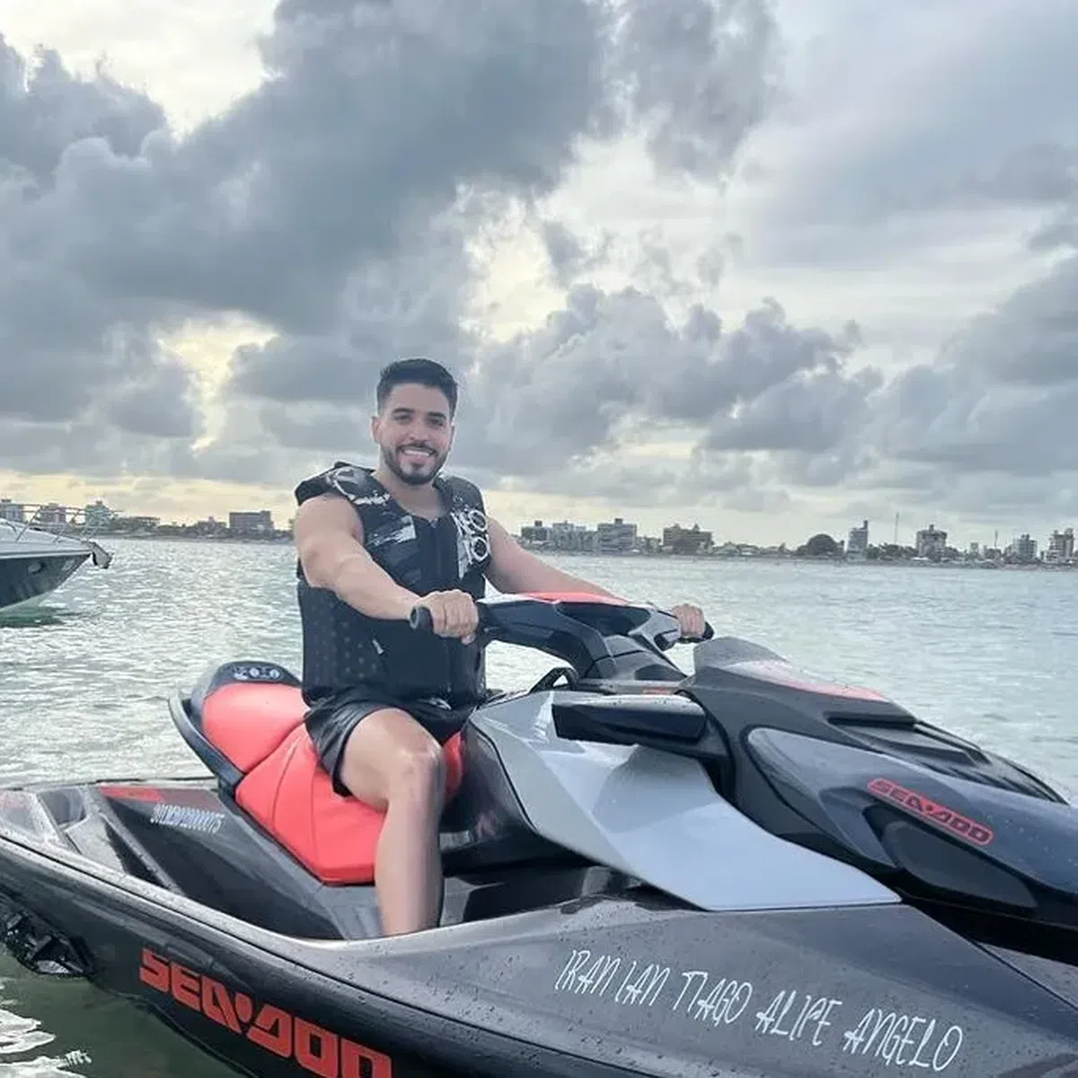 Părăsită pentru nepoată, fosta soție a găsit răzbunarea perfectă » Cu cine s-a cuplat